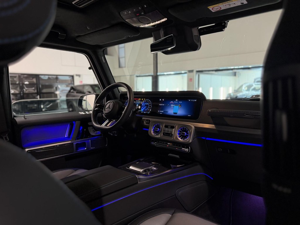 Mercedes G-klasse interieur met geïntegreerd beeldscherm en blauwe interieurverlichting