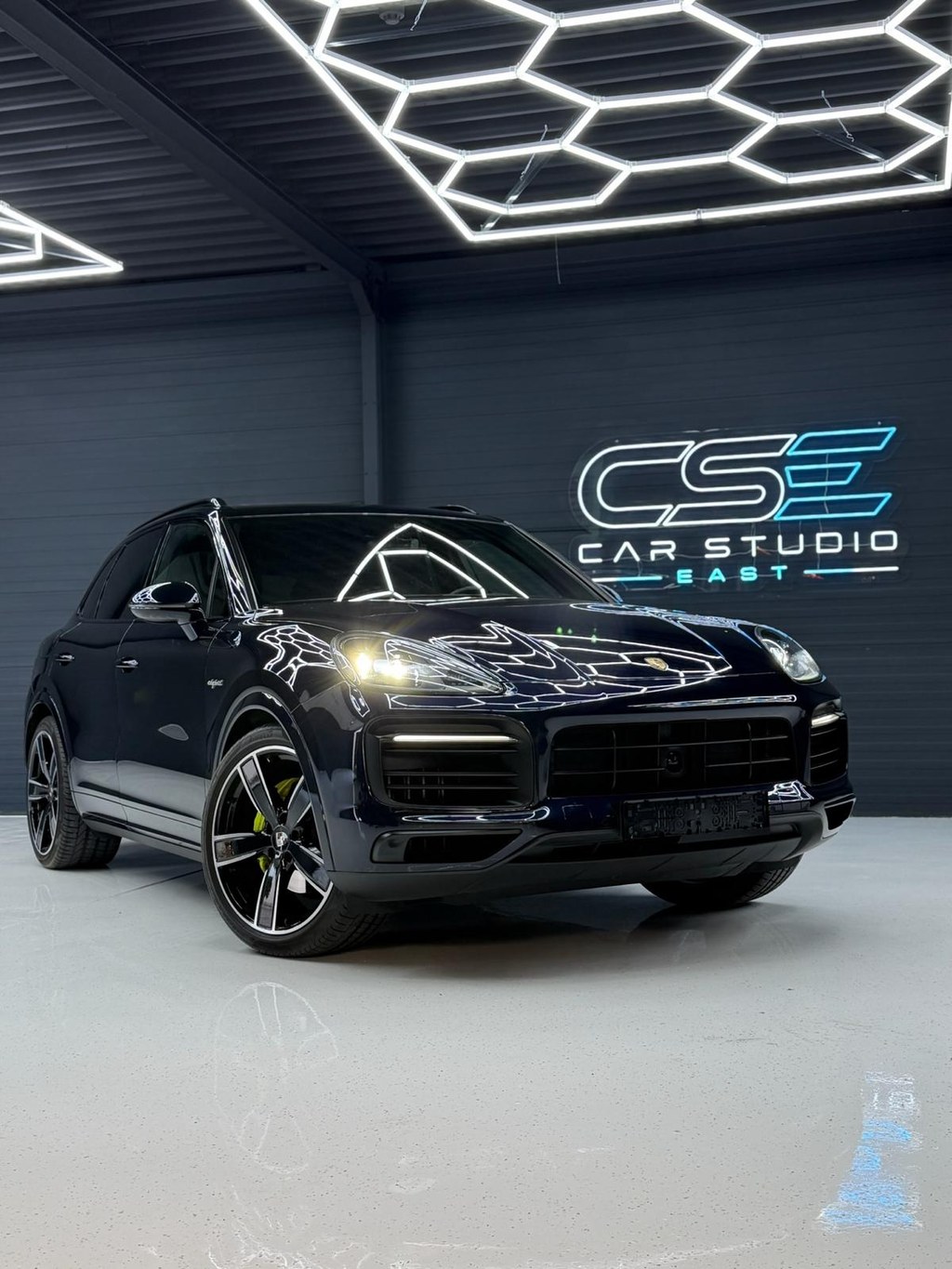 Donkere Porsche Cayenne in de studio van Car Studio East