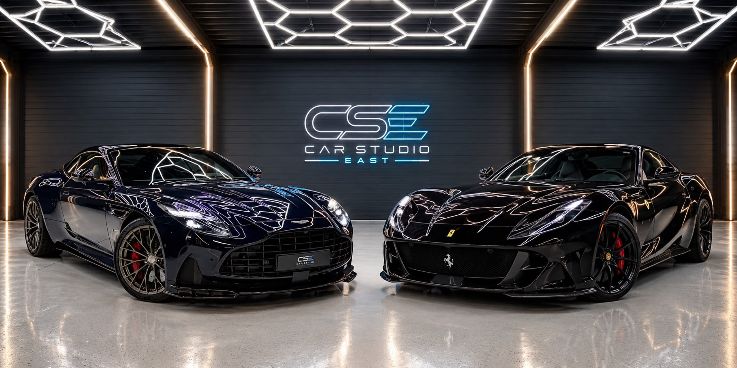 Aston Martin en Ferrari in de studio van Car Studio East in Doetinchem