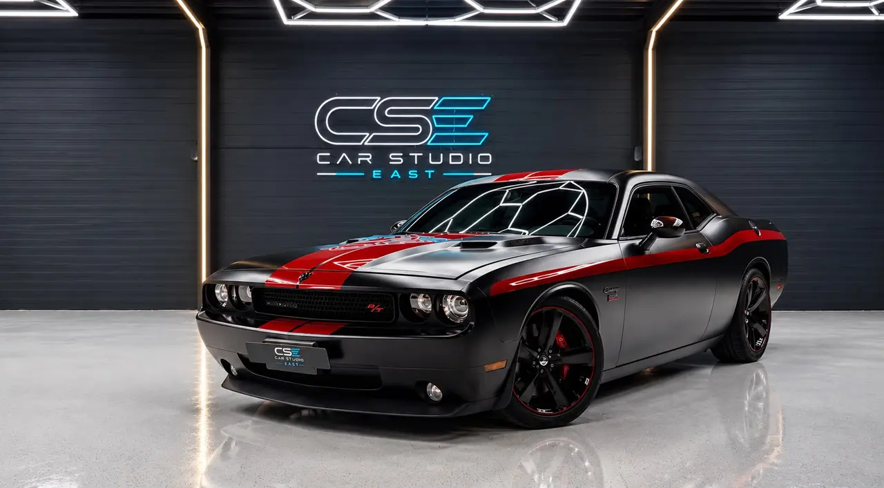 Matzwarte Dodge Challenger met rode en witte striping in de studio van Car Studio East